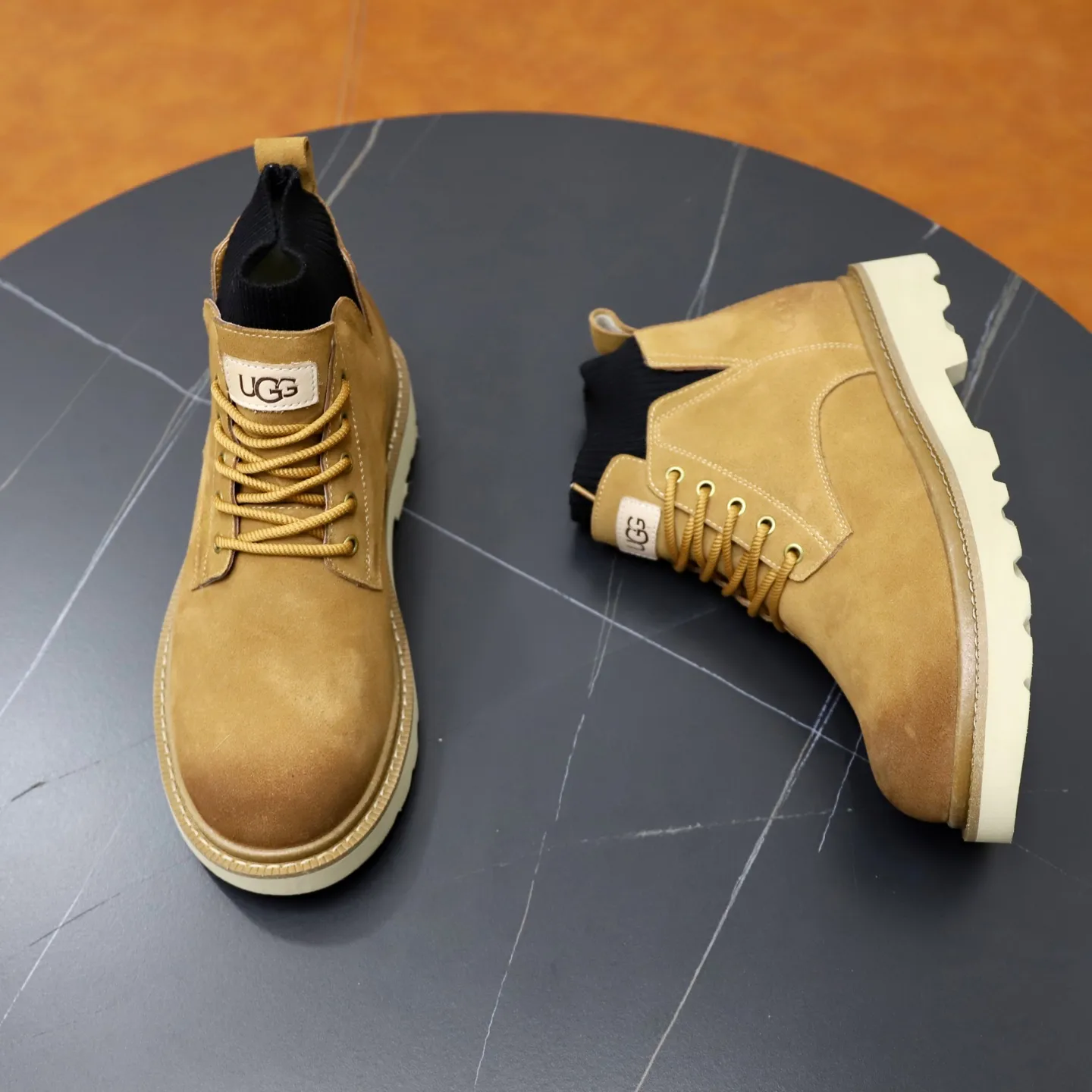 Ex-factory price: 640💰Thick wool imported from Australia Brand: UGG genuine purchase Size: 39-44 Grade: Official website 1:1 Material: First layer of genuine leather waterproof and antifreeze upper Real wool lining Original non-slip soft wear-resistant outsole Style category: Men's casual shoes Trendy style Comfortable on the feet Color: Official website color synchronization